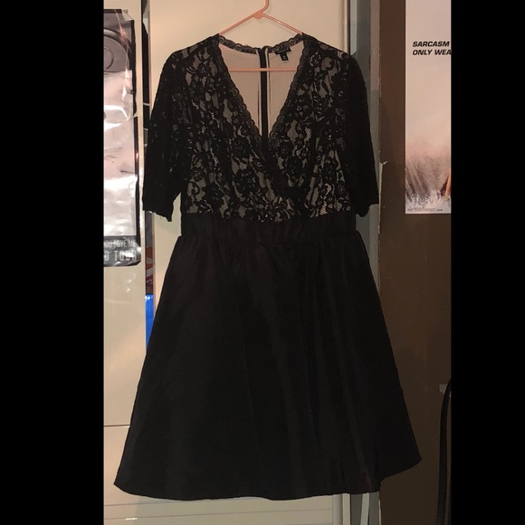 Short black and nude laced dress - Picture 3 of 3